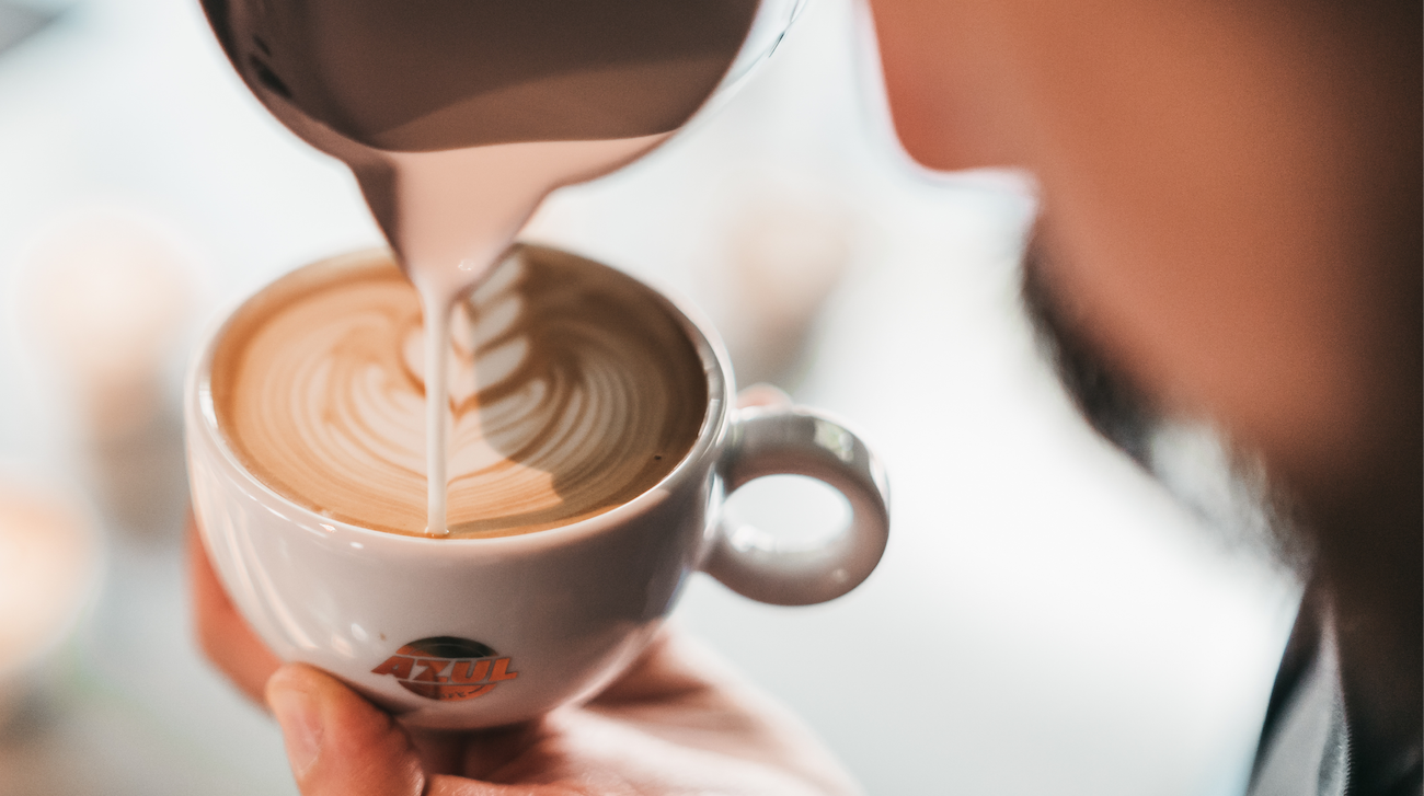 Nahaufnahme eines Cappuccinos mit Latte Art