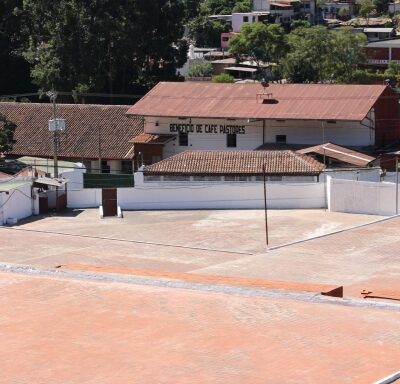 Guatamala_quelle_Gollücke & Rothfos Volcafe (4) Leerer Trocknungshof einer Kaffeefarm in Guatemala