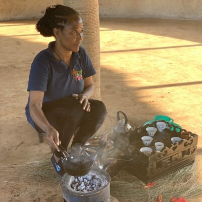 e_mi_ha_ethiopia_konga_touton (3) Eine Frau bereitet Kaffee nach der traditionellen äthiopischen Methode zu